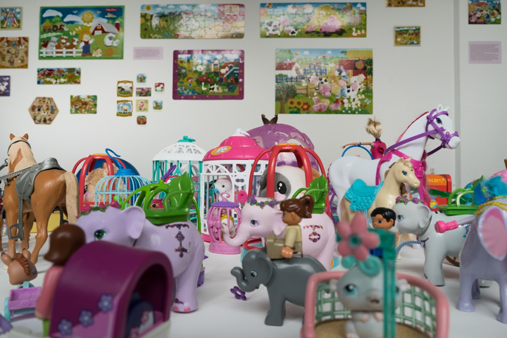 w pierwszym planie widać plastikowe dziecęce zabawki ze zwierzętami.